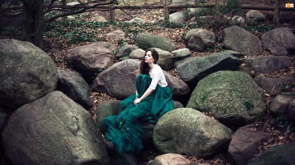 Девушка на камне