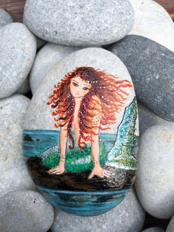 Девушка на камне