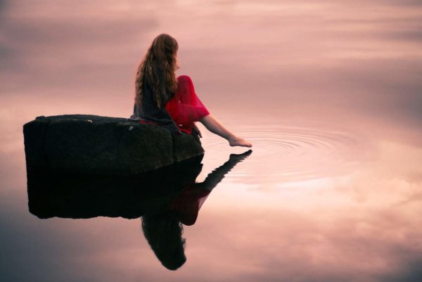 Девушка на камне