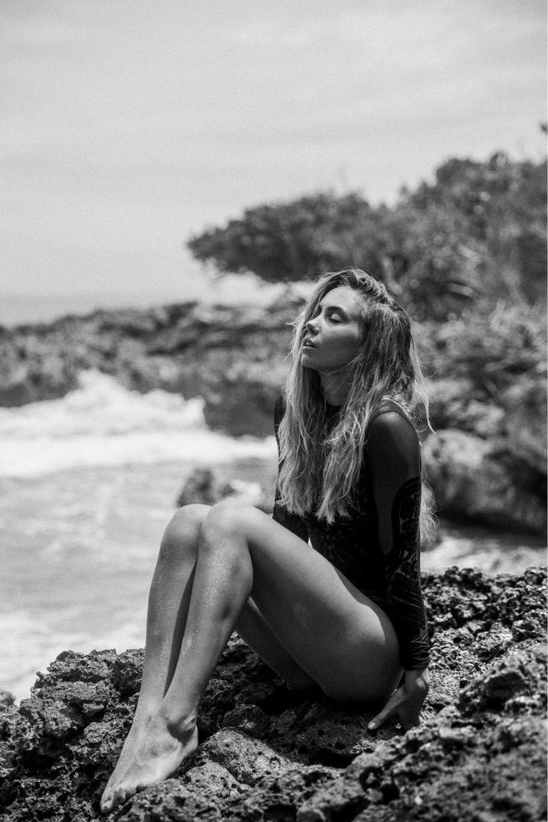 Девушка на камне