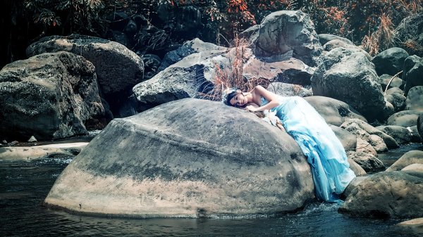 Девушка на камне