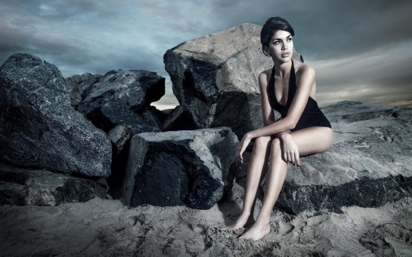 Девушка на камне