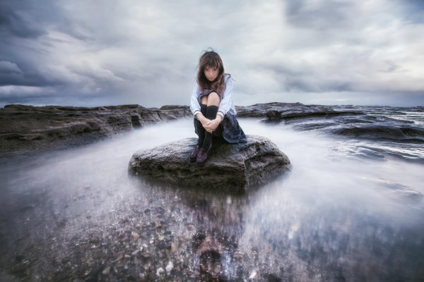 Девушка на камне