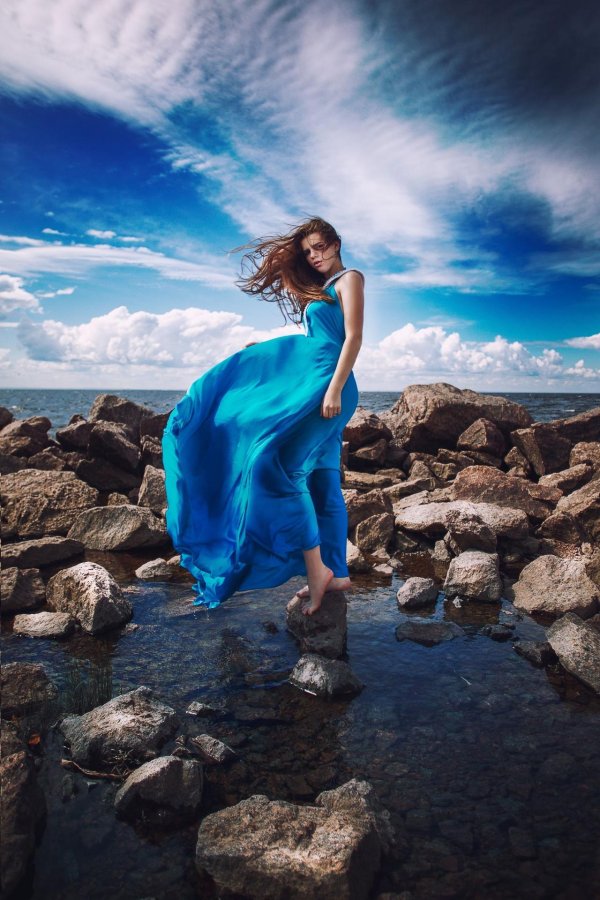 Девушка на камне