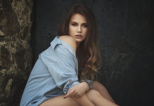 Девушка на камне