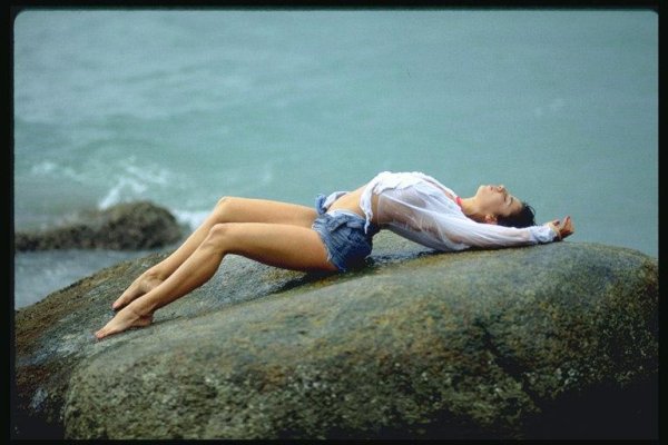 Девушка на камне