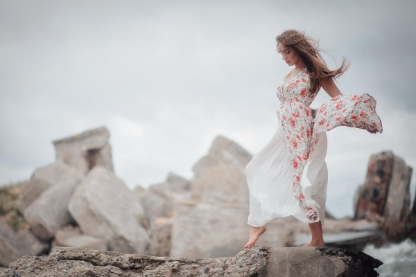 Девушка на камне