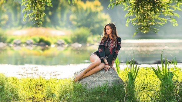 Девушка на камне