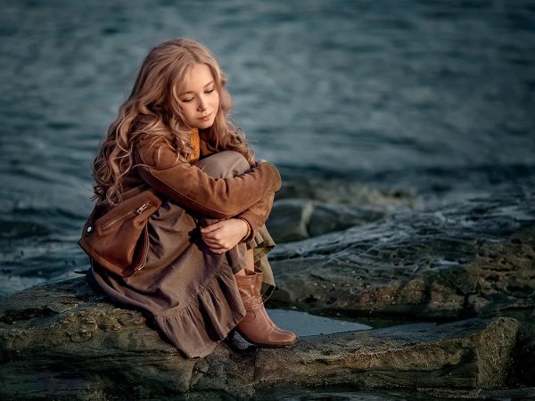 Девушка на камне