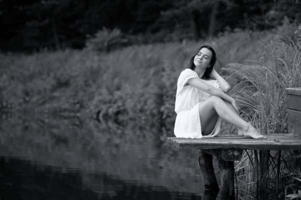 Девушка на камне