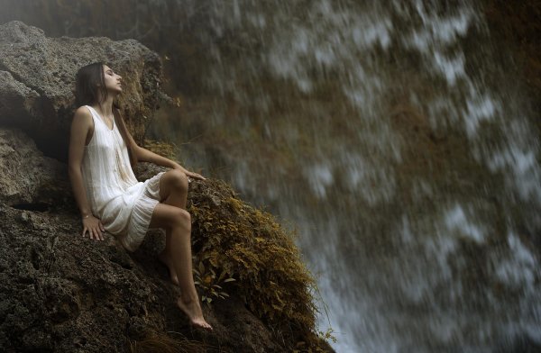 Девушка на камне