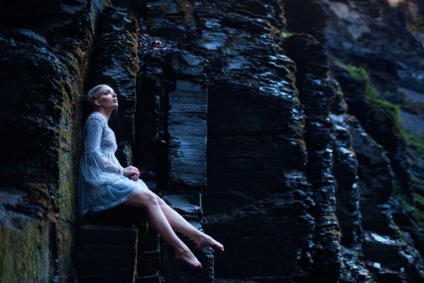 Девушка на камне