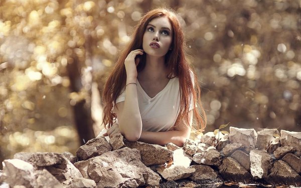 Девушка на камне