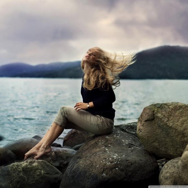 Девушка на камне