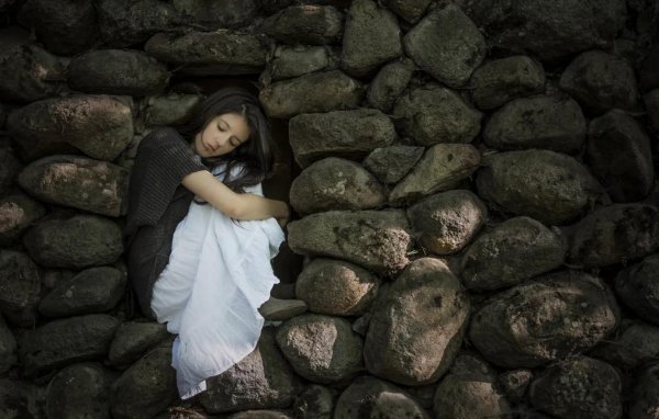 Девушка на камне