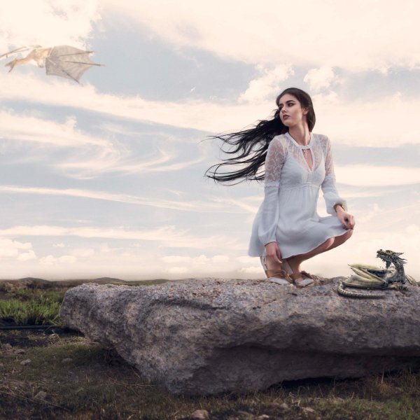 Девушка на камне