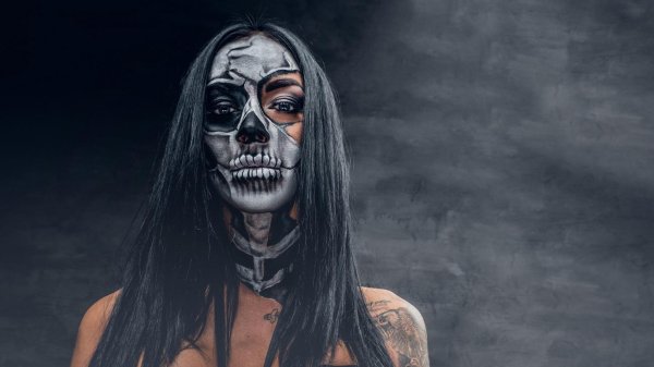 Девушка и череп