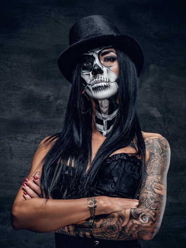 Девушка и череп