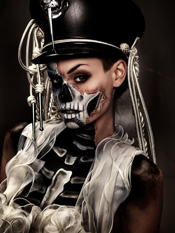 Девушка и череп