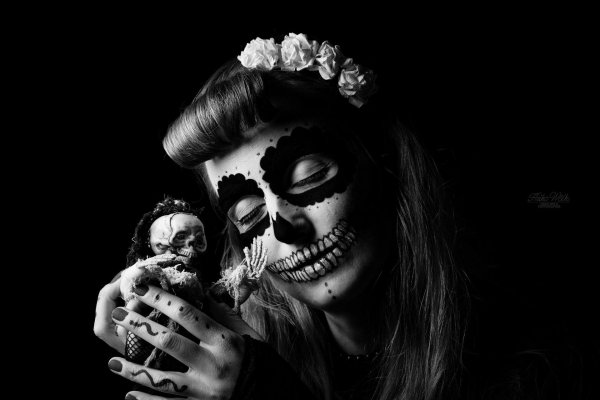 Девушка и череп