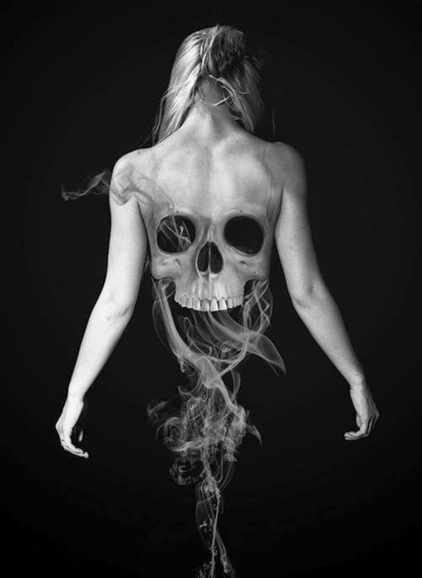 Девушка и череп