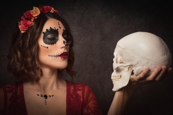 Девушка и череп