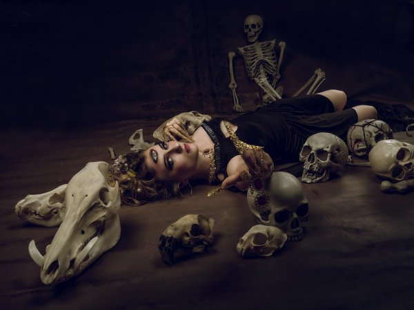 Девушка и череп