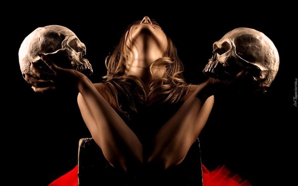 Девушка и череп