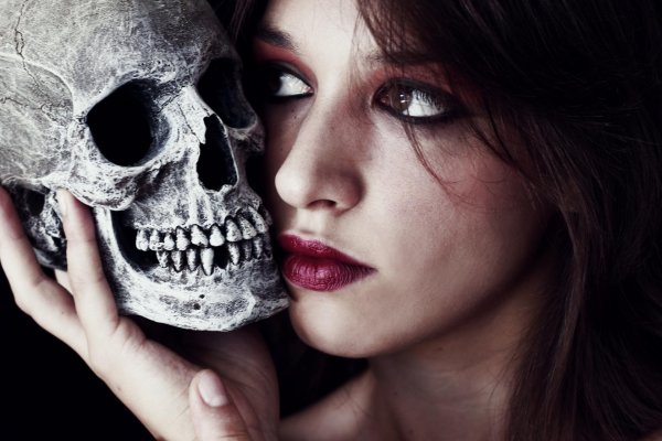 Девушка и череп