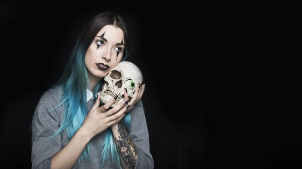 Девушка и череп