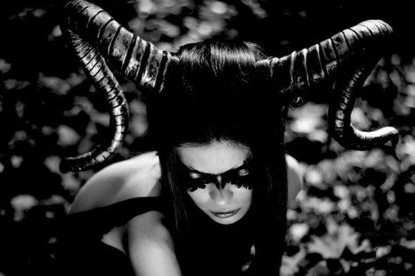 С девушками дьяволицами