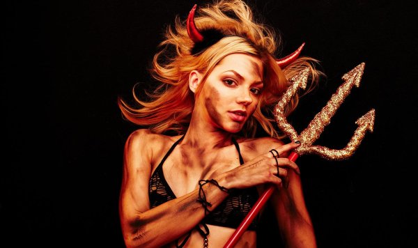 С девушками дьяволицами