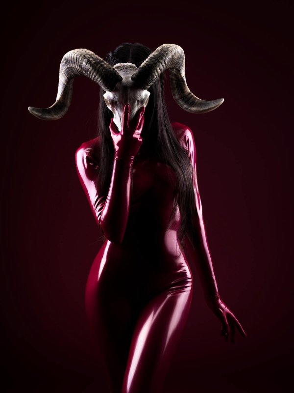 С девушками дьяволицами