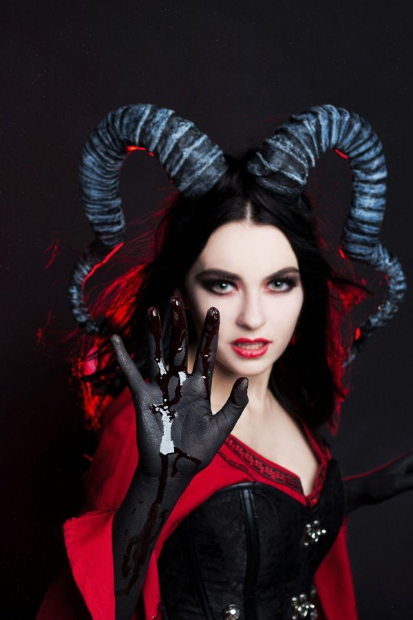 С девушками дьяволицами