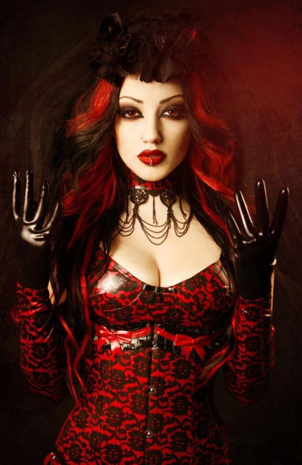 С девушками дьяволицами