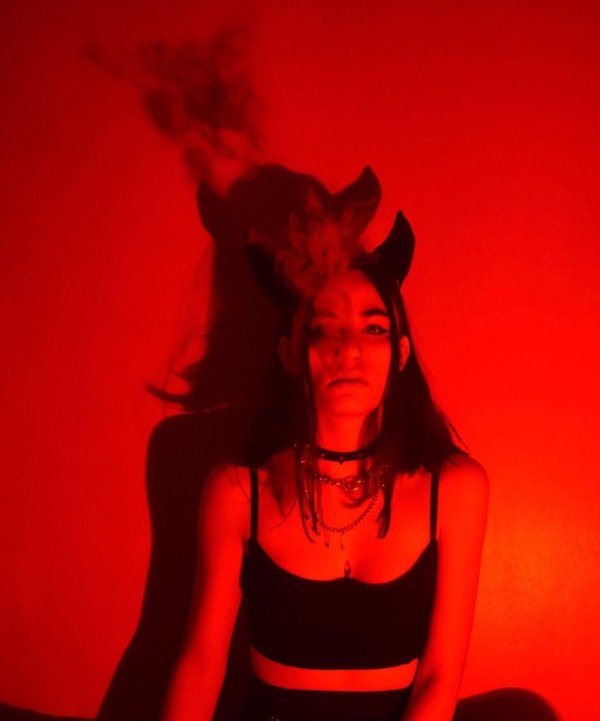 С девушками дьяволицами