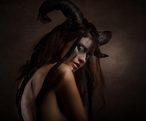 С девушками дьяволицами