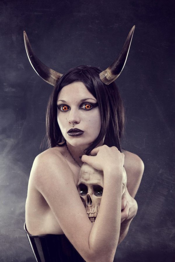 С девушками дьяволицами