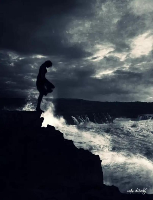 Девушка на обрыве