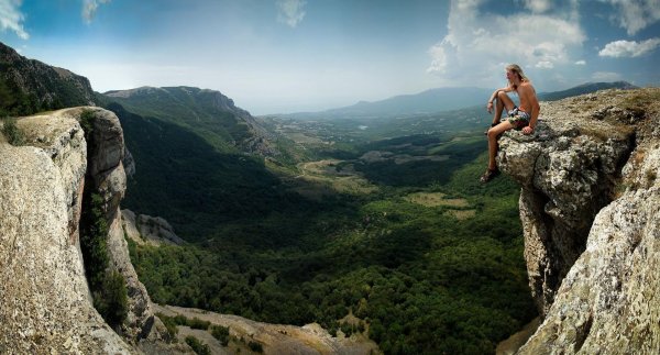 Девушка на обрыве