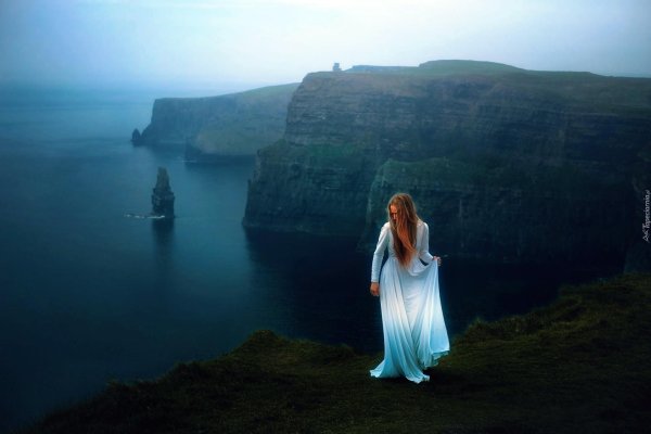 Девушка на обрыве