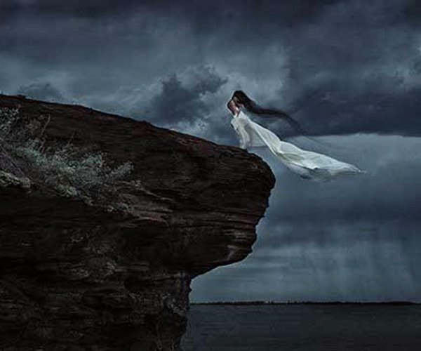 Девушка на обрыве