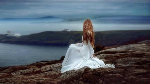 Девушка на обрыве