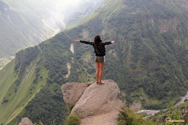 Девушка на обрыве