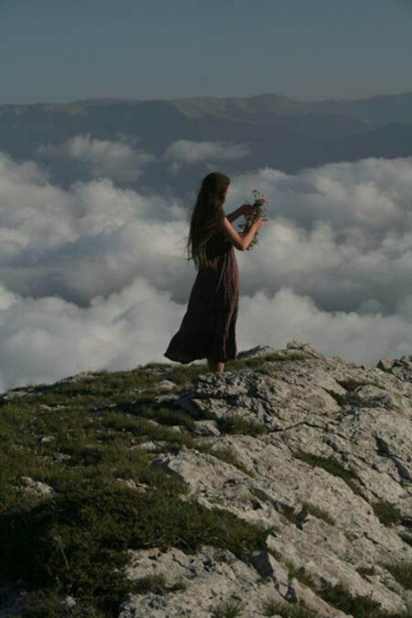 Девушка на обрыве