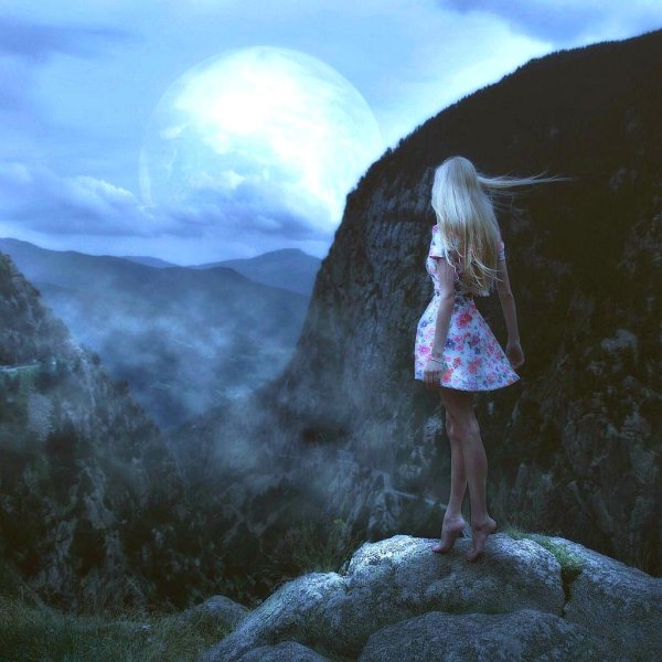 Девушка на обрыве