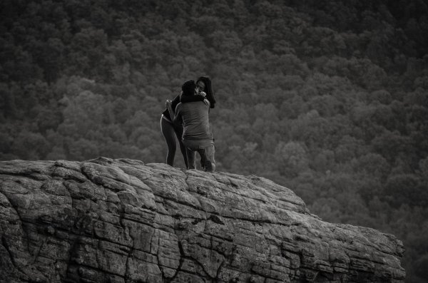 Девушка на обрыве