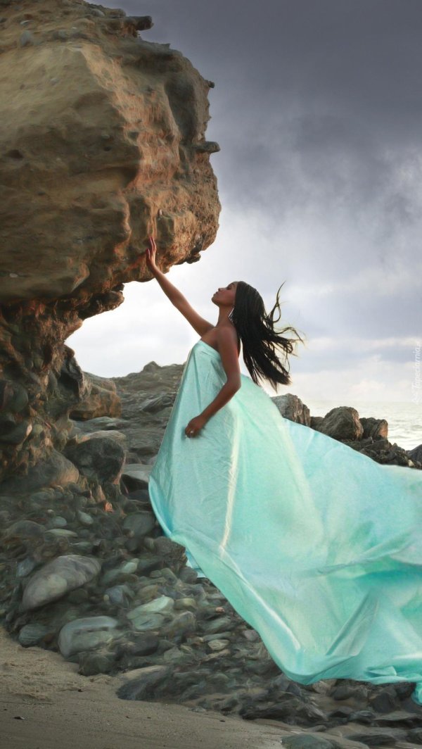 Девушка на обрыве