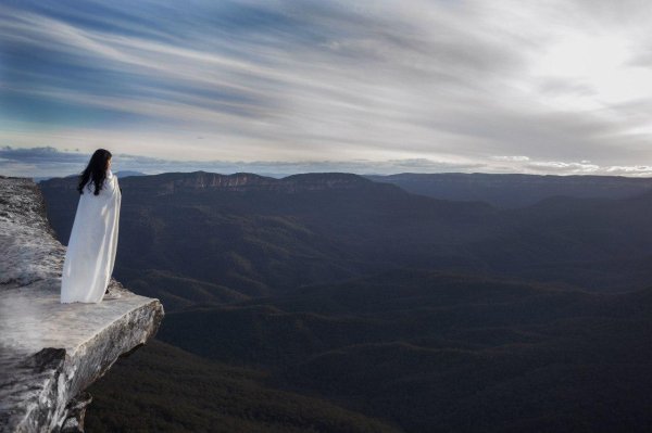 Девушка на обрыве