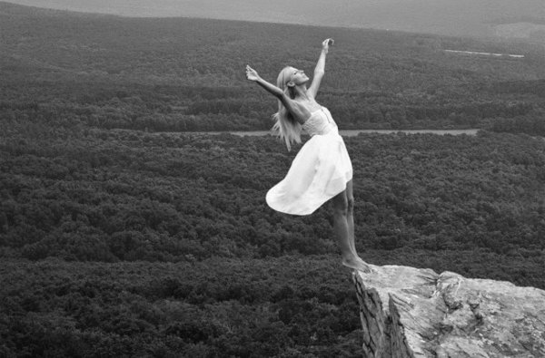 Девушка на обрыве